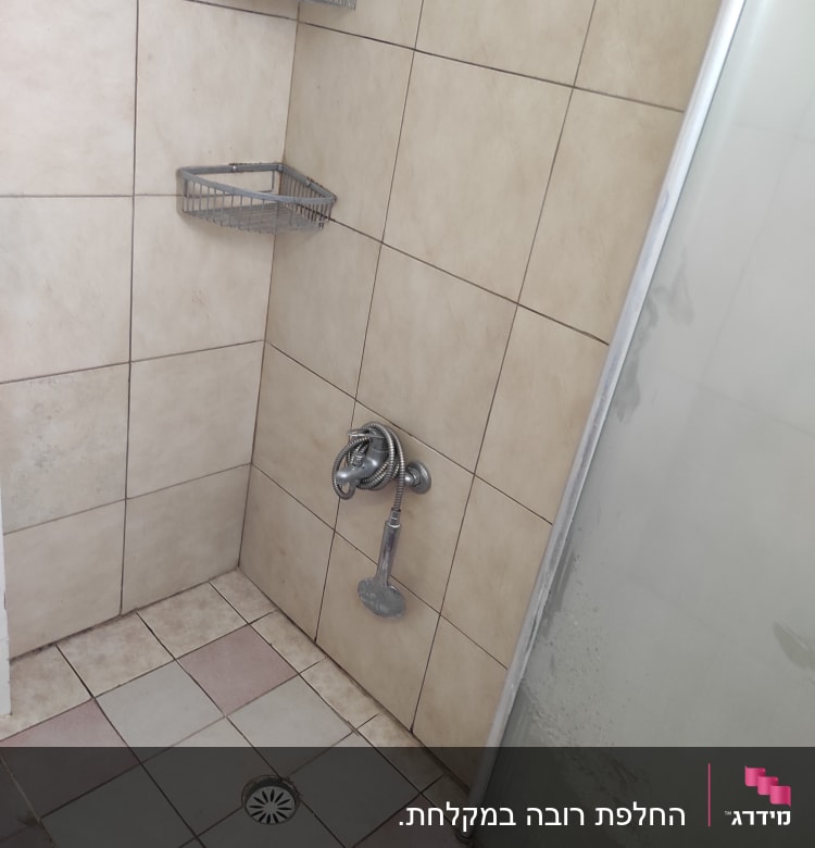 מקלחת עם ראש טוש וצינור מתכת